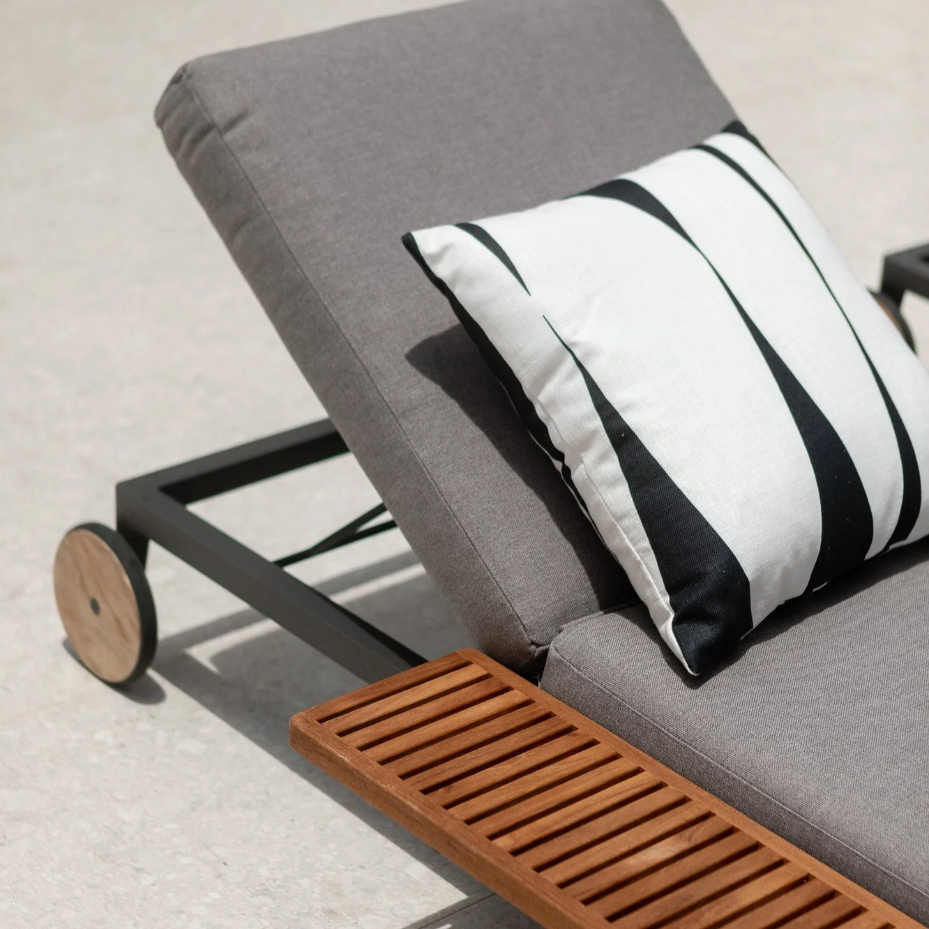 Gloster Grid Chaise Lounge - Image 3