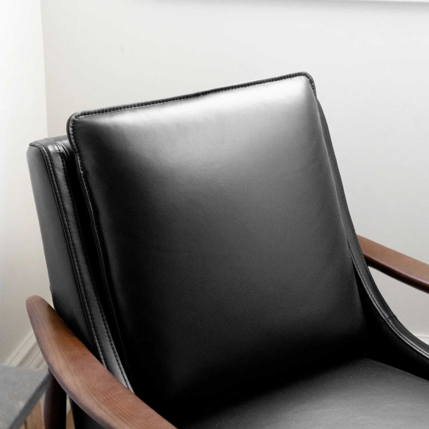 Nassau Lounge Chair - Onyx Leather - Image 5