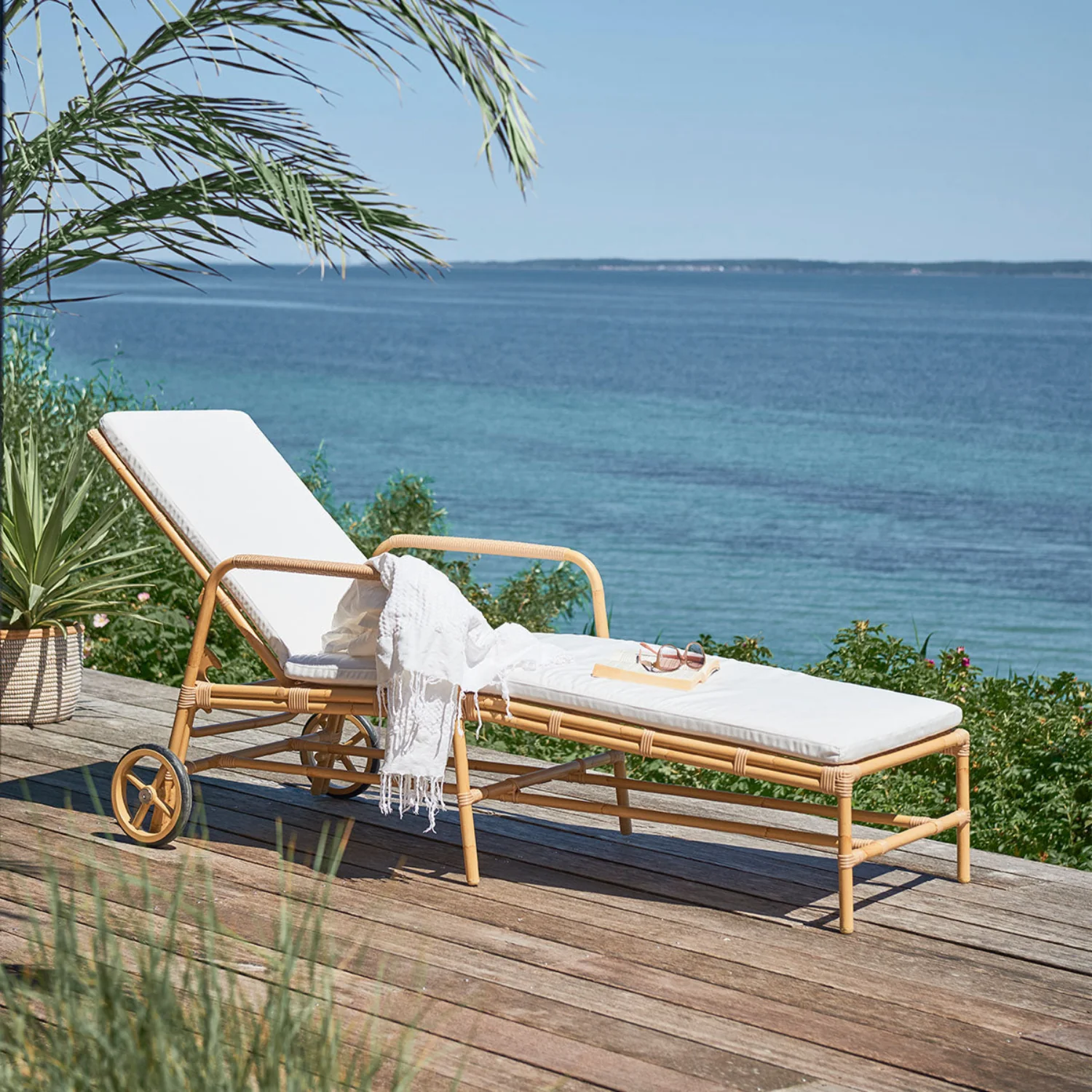 Venice Sun Lounger w/ Cushion - Image 2